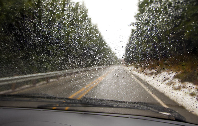 雨天开车,玻璃甩的满车都是雨水!教你一个笨招,从此一