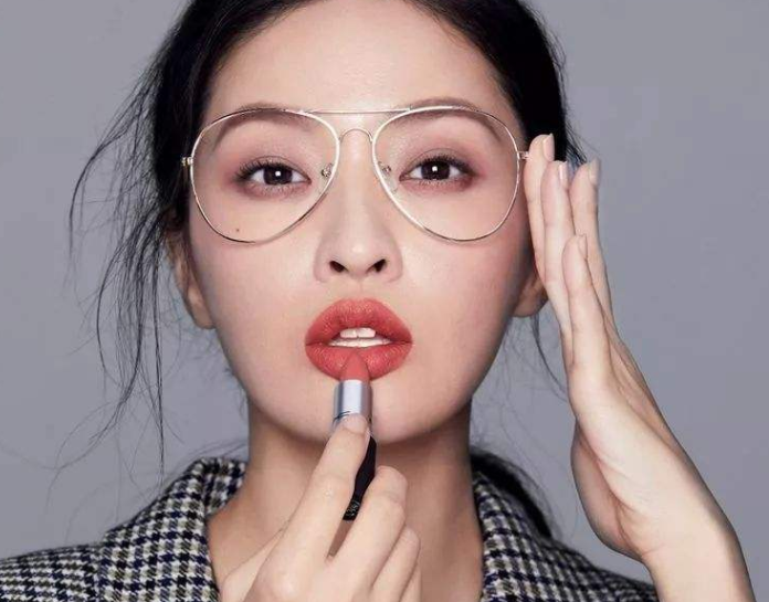 女人涂李白还正确抿?化妆师教你直接涂法,不沾舞蹈视频口红图片