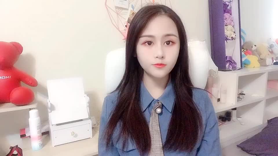 22岁妹子为爱好放弃教师工作成为时尚女主播，家里不反对反而支持