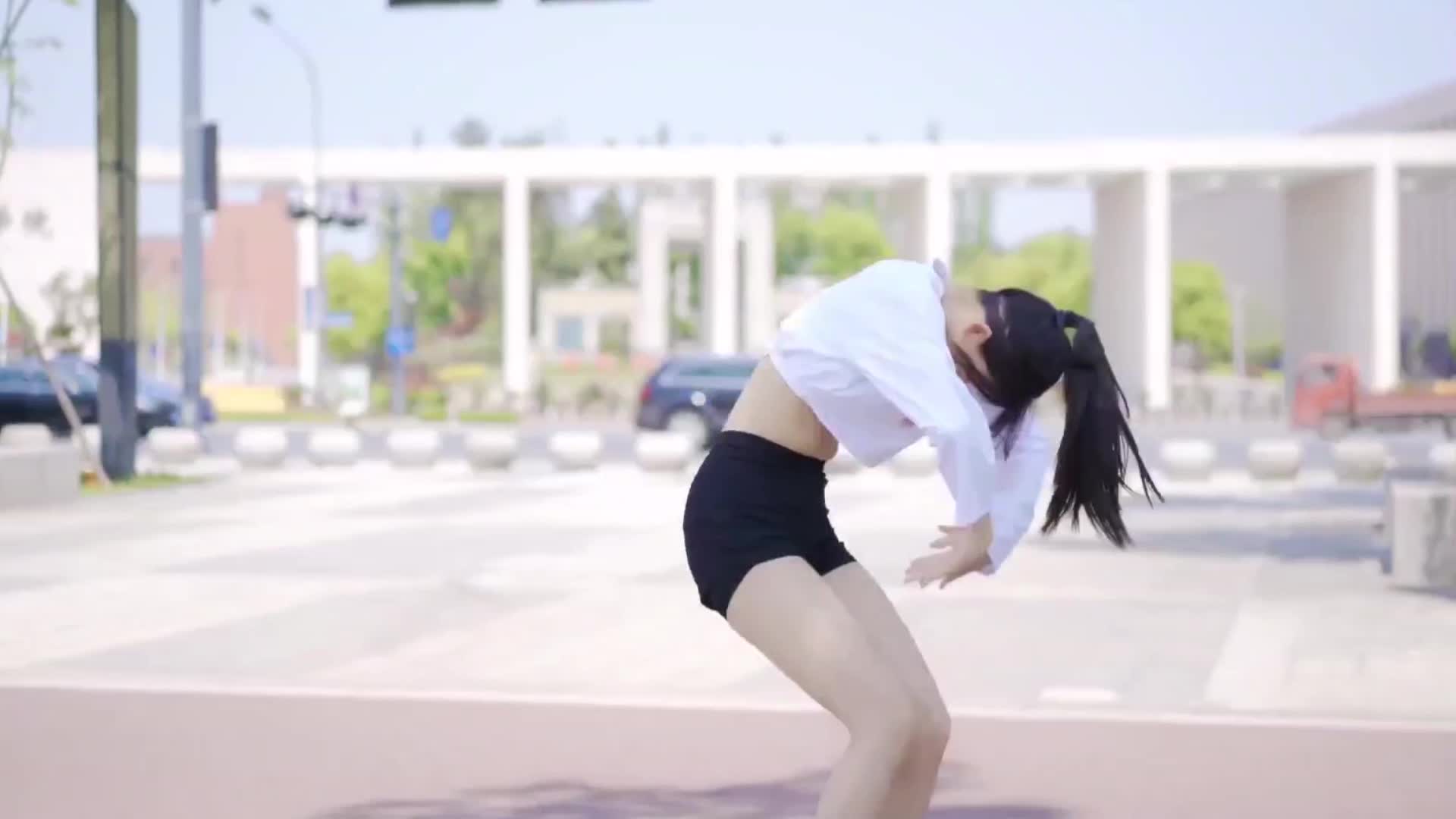 活泼可爱的学姐在学校门口跳青春有你2主题曲YES!OK!一起舞蹈！