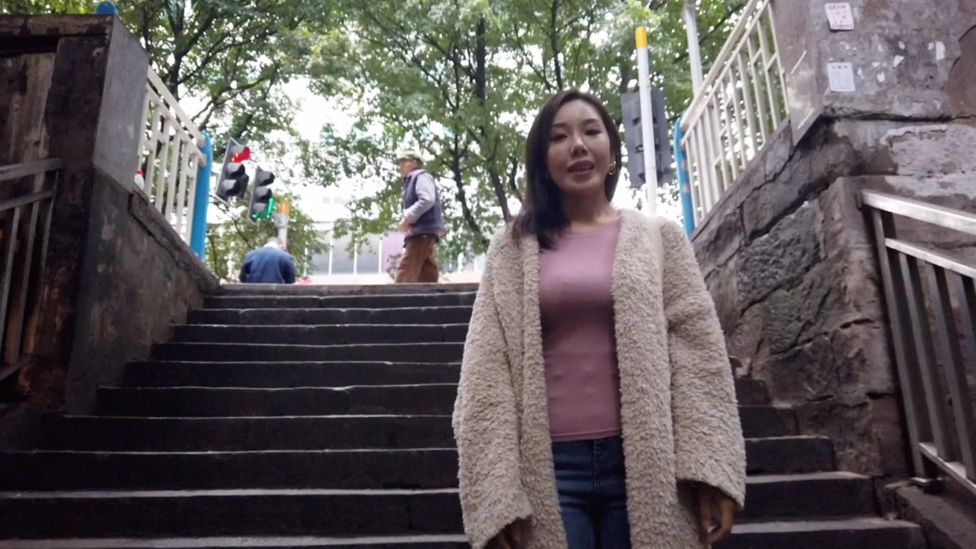 在重庆，有一种美食叫熨斗糕，有一种路叫梯坎，有一种职业叫棒棒