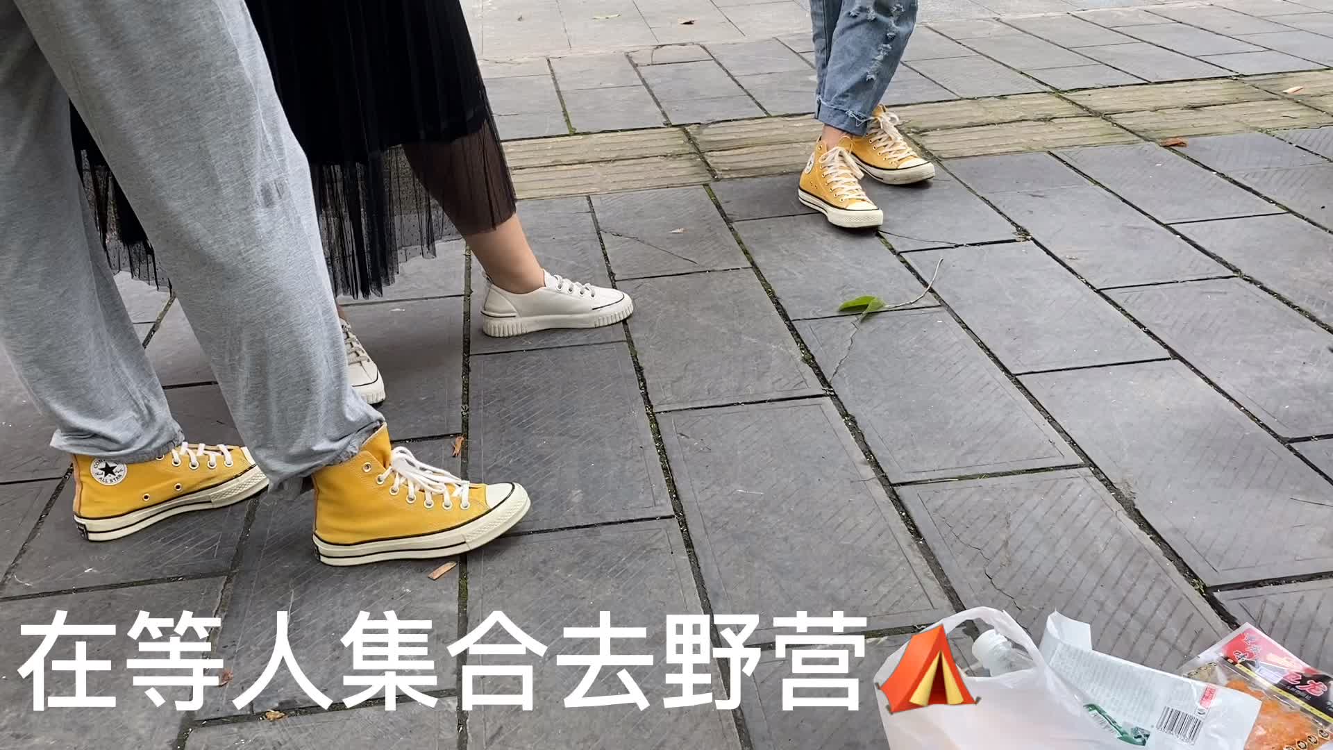 美女空姐婉婉约闺蜜一起野炊，小姐姐笑开了花，太好吃了！