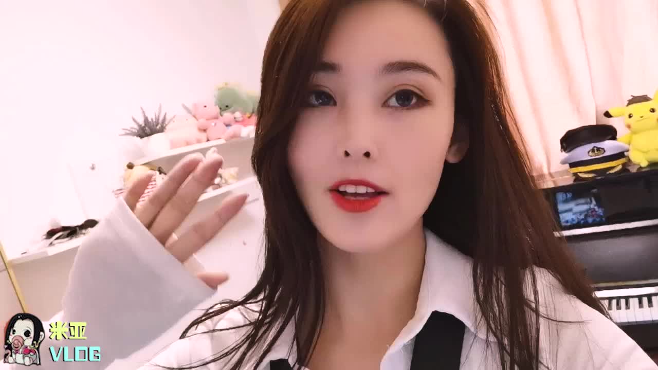 舞蹈不成熟，用服装来凑，白衬衫配黑领带，中性又不失性感