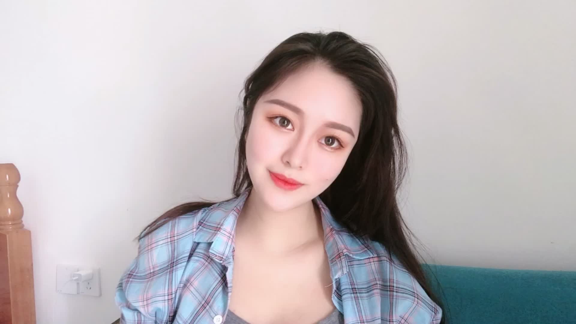 美女居然对猫做出这种事情，网友：太残忍了！