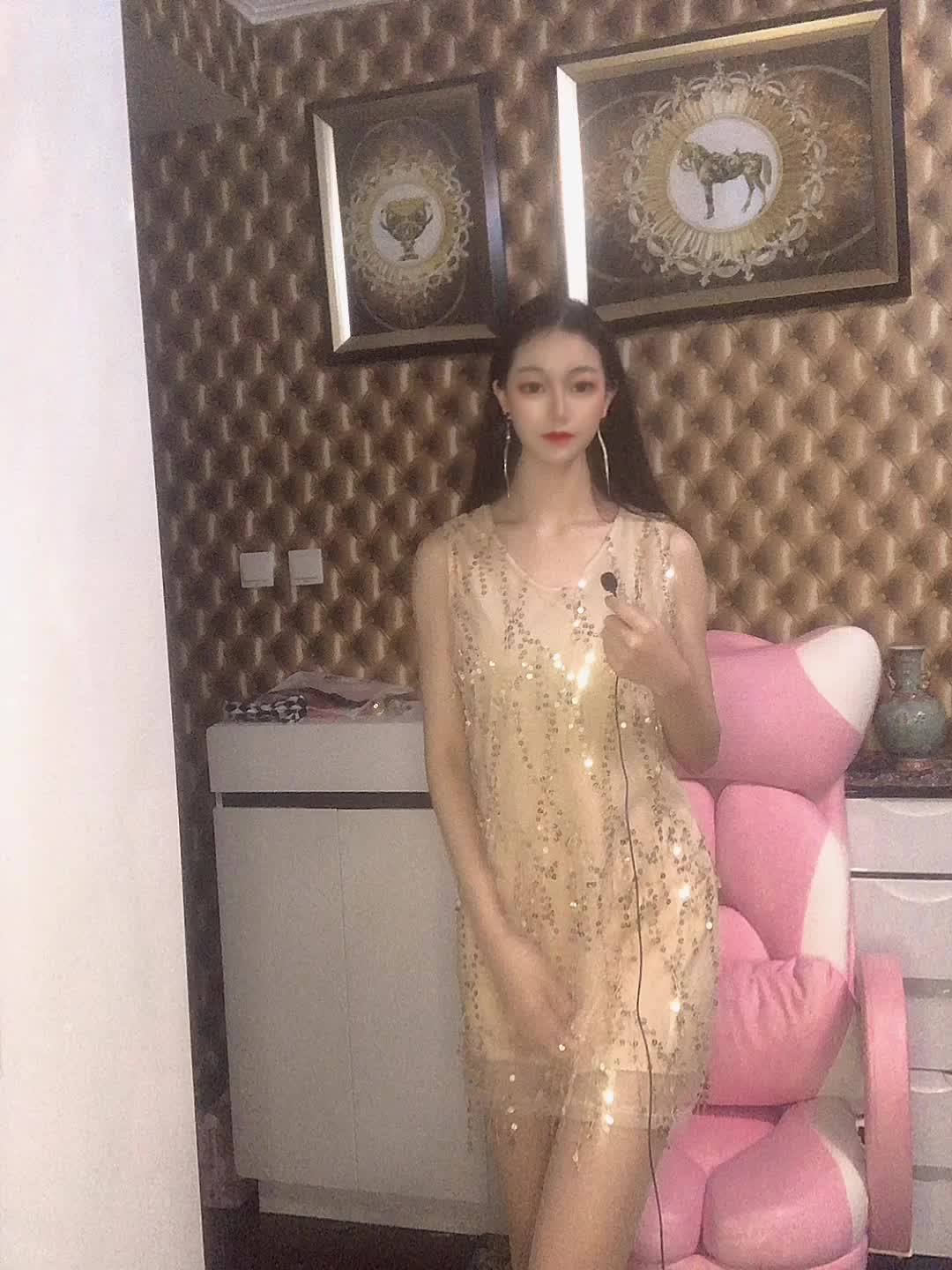第一长腿萝莉，苏萝莉酱，今天试穿亮片短裙和超薄丝袜，好看吗？