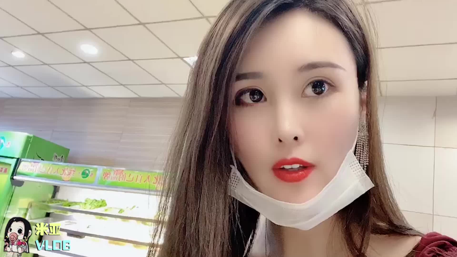 美女吃麻辣烫，刚出门就下雨了，穿的还是个裙子
