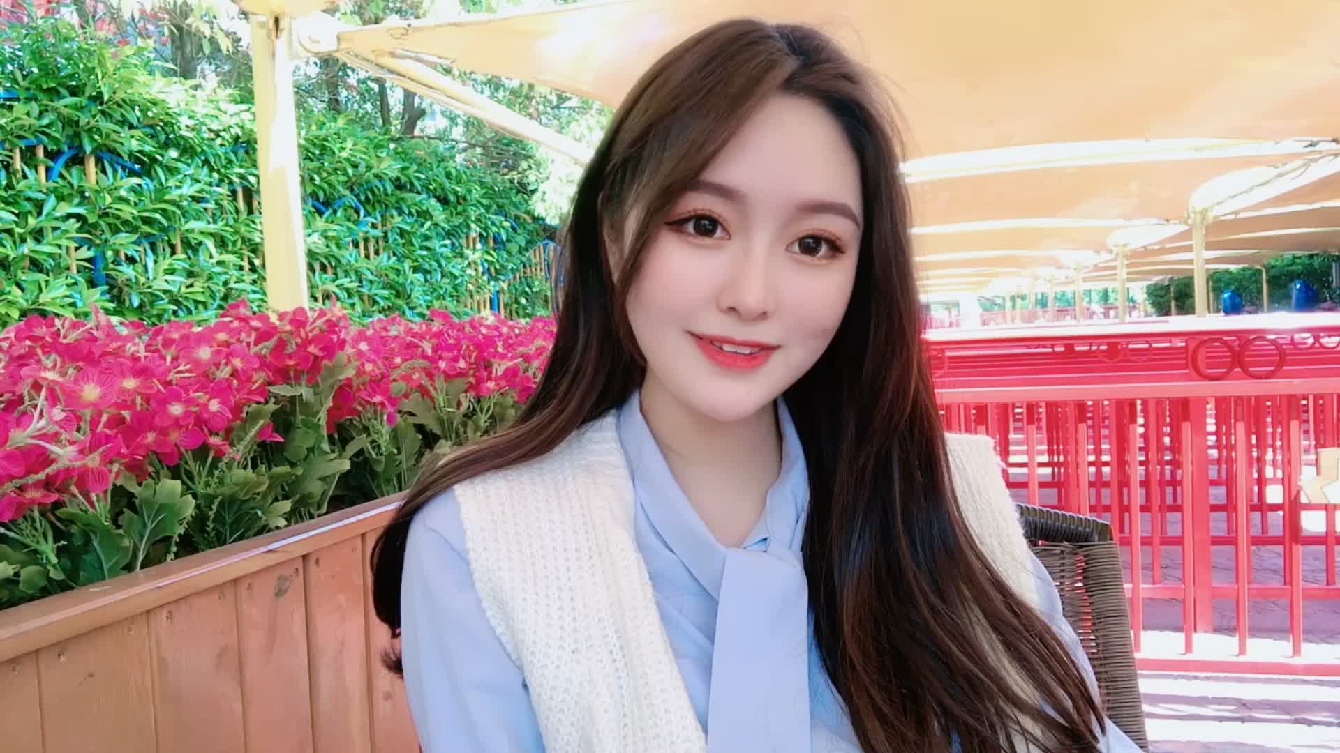 空姐可怡神模仿妈妈们的拍照姿势成为网红，周围游客都看呆了。