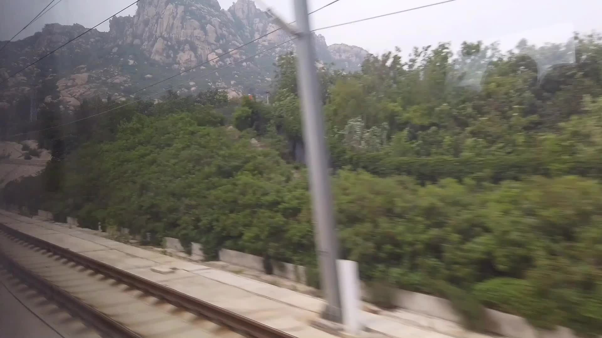 开往天津的高铁上，偶遇东北帅气列车长，看俺俩的普通话谁更标准