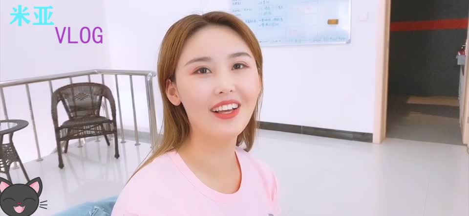 健忘美女车钥匙锁在车里，打车上班，公司同事要把我吃了