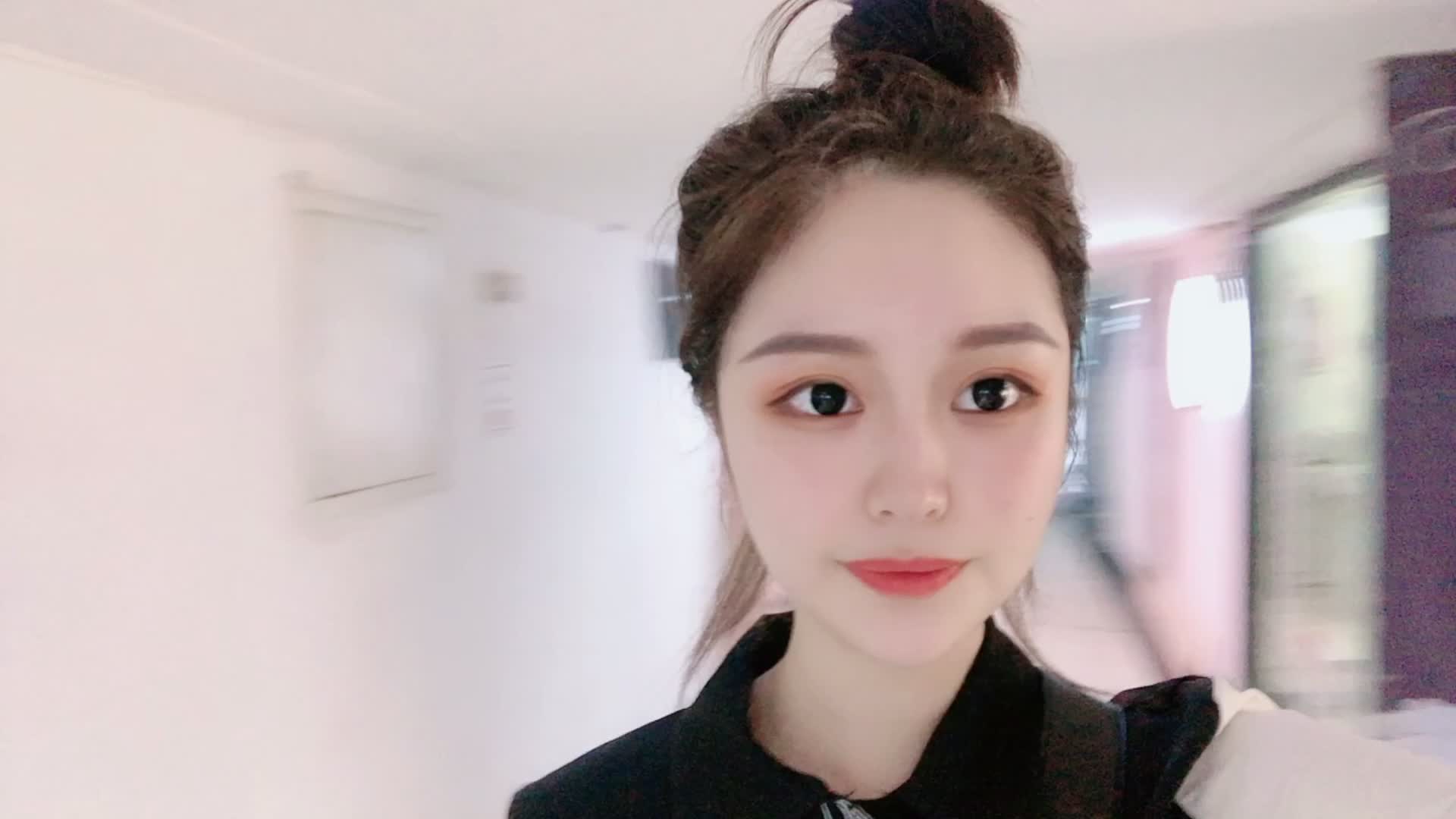 疫情期间空姐跟闺蜜去影楼拍照，无奈姿势太美被摄影师要联系方式