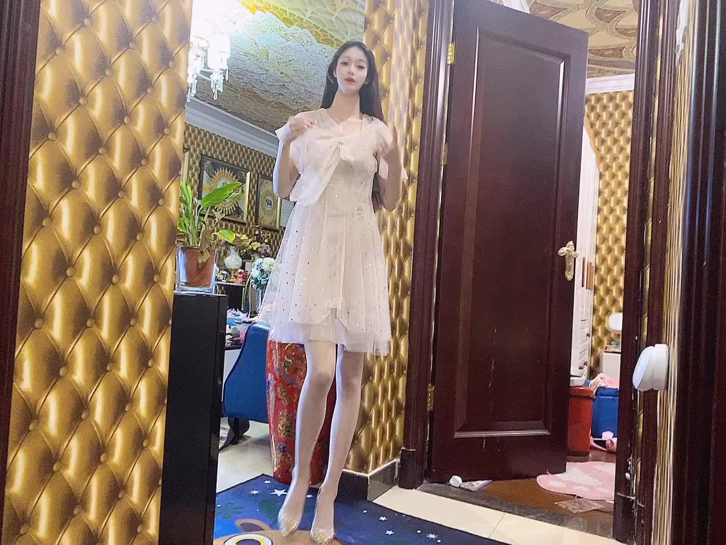 不要惊讶哈哈，今天来看看大长腿美女萝莉，苏萝莉酱的闺房，哈哈