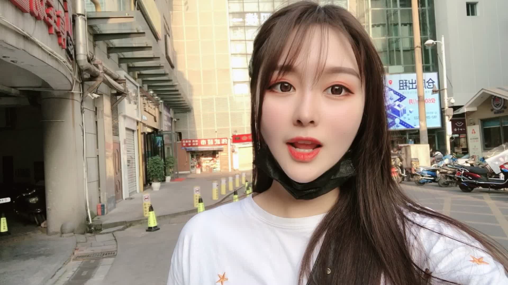 空姐跟富婆闺蜜吃路边摊，找寻八年前的回忆，原来有钱人都爱吃…