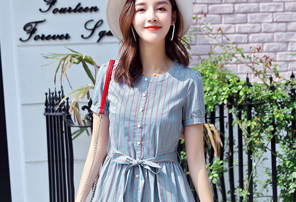 连衣裙搭配小白鞋,打造青春美少女形象