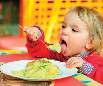 多大的宝宝可以自己吃饭?吃饭用手抓正常吗?