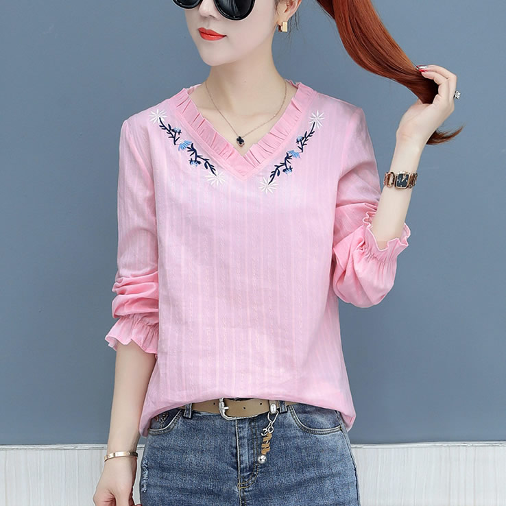 皮肤暗黄的女人,春天这样穿小衫上衣,显年轻衬