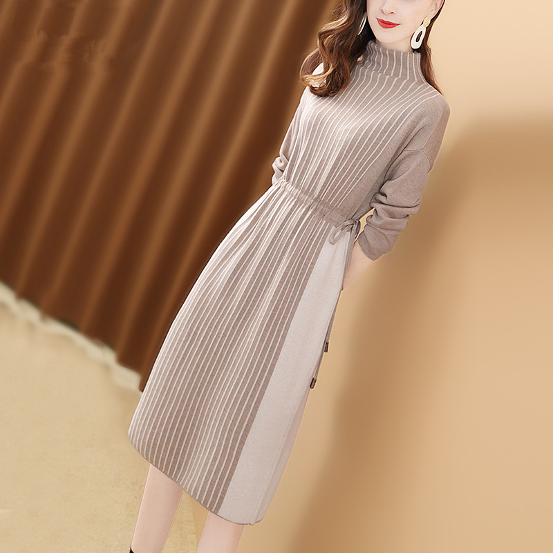 今年流行一种女装:叫减龄裙,搭配裸靴穿,洋气