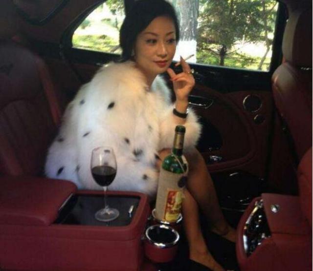 40岁富婆招男司机,包吃包住月薪10万,开出的条