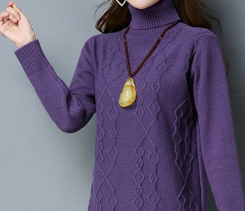 今冬流行高领毛衣+半身裙,适合小个子女人,显