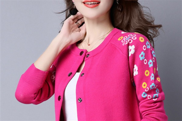 40岁的女人,别总一身黑!学他们穿针织开衫,想