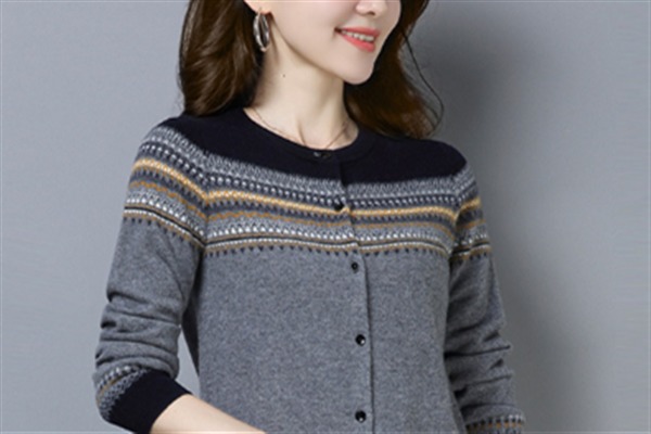 40岁的女人,别总一身黑!学他们穿针织开衫,想