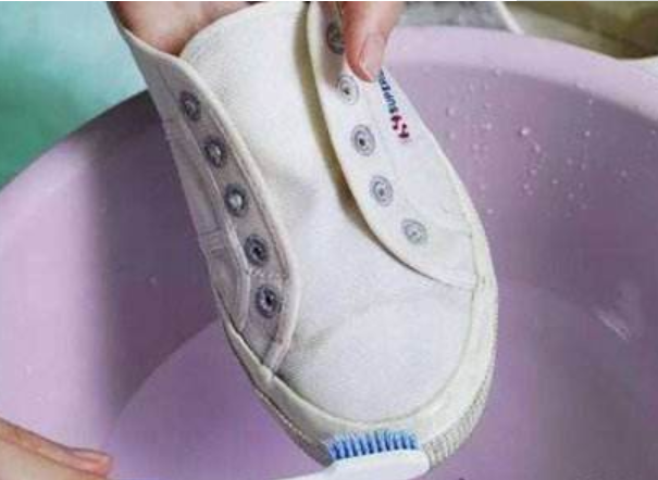 小白鞋弄脏了很难擦,怎么办?教你一小窍门,鞋