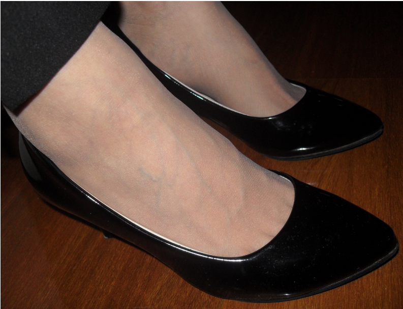 女生穿丝袜对你来说是不是更有诱惑力?夏日的