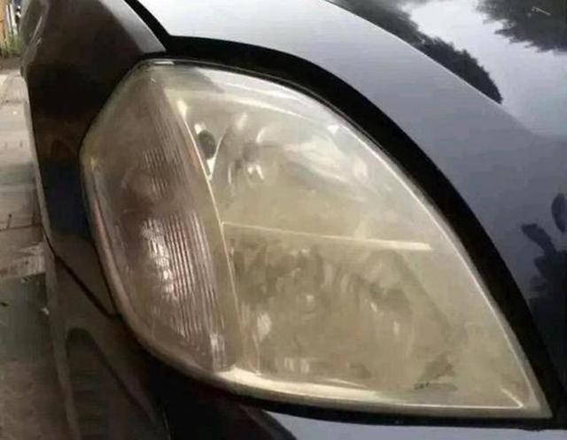 汽车大灯发黄怎么办?教你一笨方法,车灯像新的一样闪亮