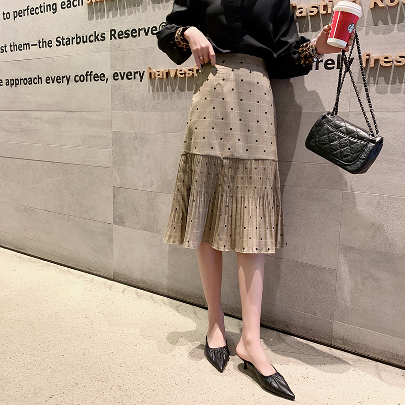 在广场上看见两个美眉,穿连衣裙+高跟靴,真的